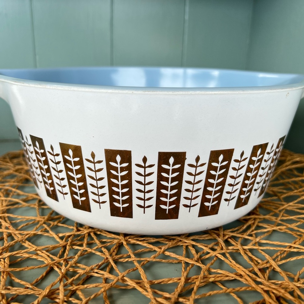 Vintage 1961 Pyrex Gourmet Gold Delphite Blue 475 -B 2-1/2 QT Rare Promotional.